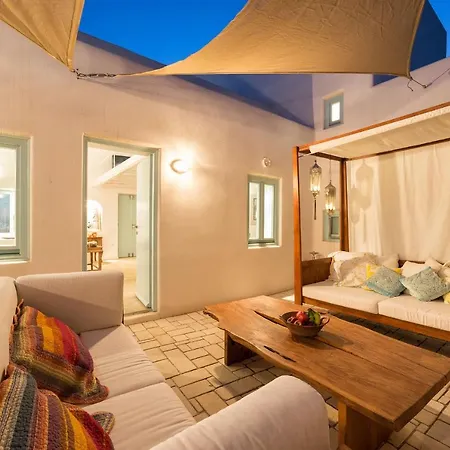 Sleeps8-parking-garden-pool-sunsets-barbeque וילה